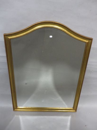 MIROIR Miroir à cadre en bois doré. 88x68 cm