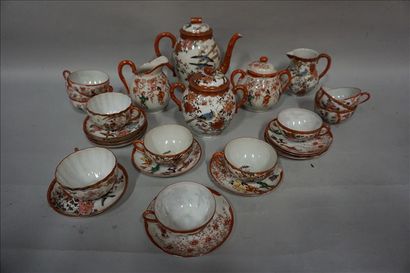 null Service à thé en porcelaine asiatique à décor d'oiseaux et de geishas. 32 pièces...