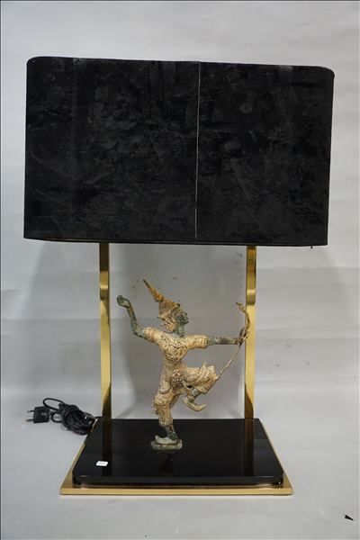Lampe Lampe en métal doré et laque noire à motif de statuette indonésienne. 68 c...