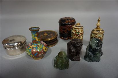 null Cinq boites, vase miniature en cloisonné et trois figurines en pierre.