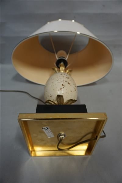 Lampe Lampe "œuf" en résine et métal doré. 63 cm