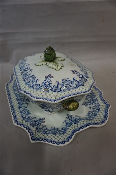 null Manette de soupière en faïence de Gien, corbeille en porcelaine de la Compagnie...