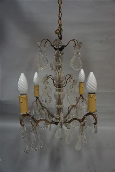 LUSTRE Petit lustre à pendeloques à quatre bras de lumière en métal doré. 40 cm
