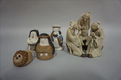 null Cinq figurines en pâte de porcelaine : trois chinois attablés (7 cm), lion,...