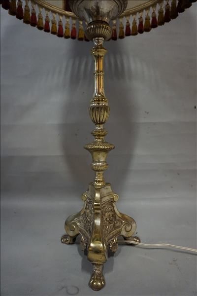 null Flambeau tripode en métal argenté monté en lampe. 58 cm