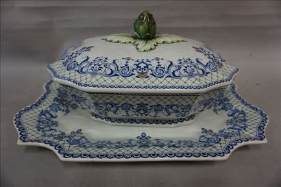 null Tureen handle in Gien earthenware, basket in porcelain of the Compagnie des...