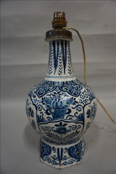 Vase Vase en faïence à décor floral bleu sur fond blanc, monté en lampe (égrenures)....