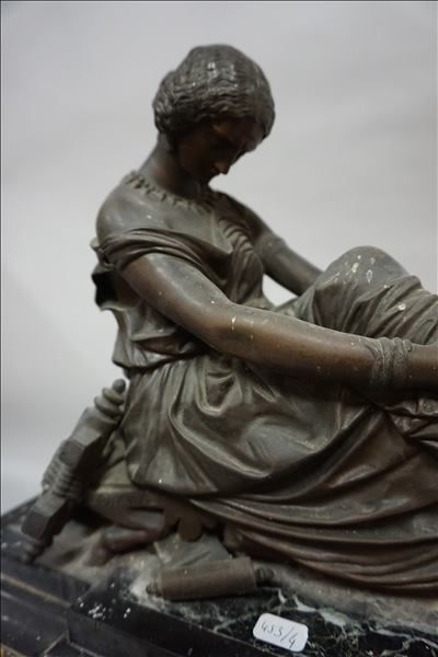 PENDULE Pendule en régule et pierre dure "Femme à la harpe". 48x40x20 cm
