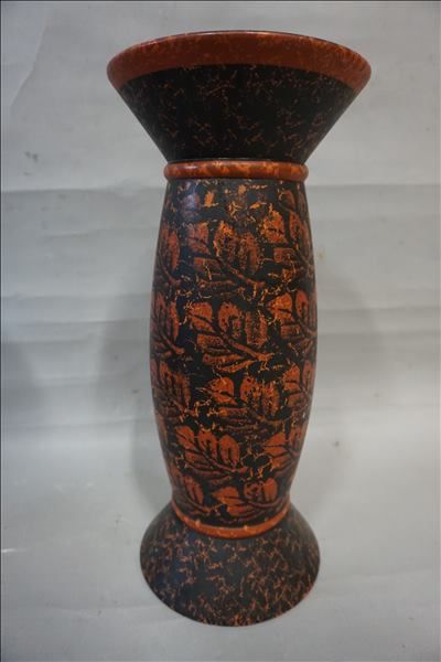 VASES Paire de vases en céramique noire à décor feuillagé rouge. 41 cm