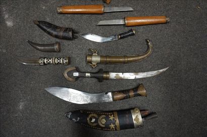 null Dix couteaux, poignards, épées ou cannes.