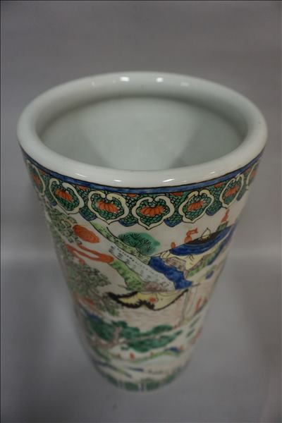 null Vase rouleau en porcelaine asiatique à décor de scène de guerriers dans un palais....