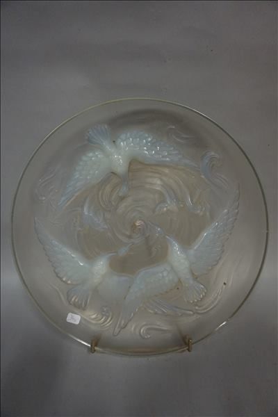 VERLYS Coupe en verre opalescent Verlys France à décor de poissons et d'oiseaux....