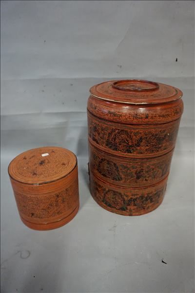 null Deux boites birmanes à compartiments, en papier maché. 35 cm et 16 cm