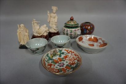 null Deux vases, deux soucoupes,deux bols à saké et trois figurines asiatiques.