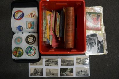 null Manette de livres pour enfants, cartes postales et étiquettes de fromage.