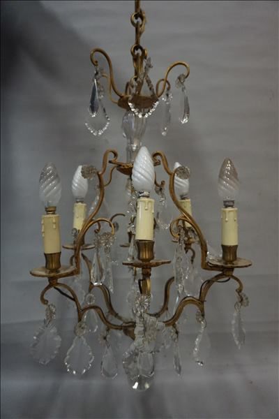 LUSTRE Lustre à pendeloques à six bras de lumière en métal doré. 80 cm