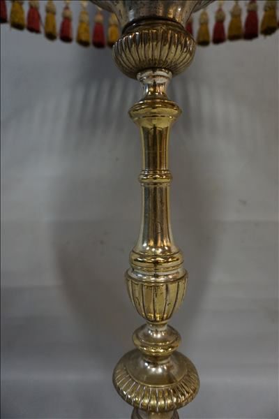 null Flambeau tripode en métal argenté monté en lampe. 58 cm