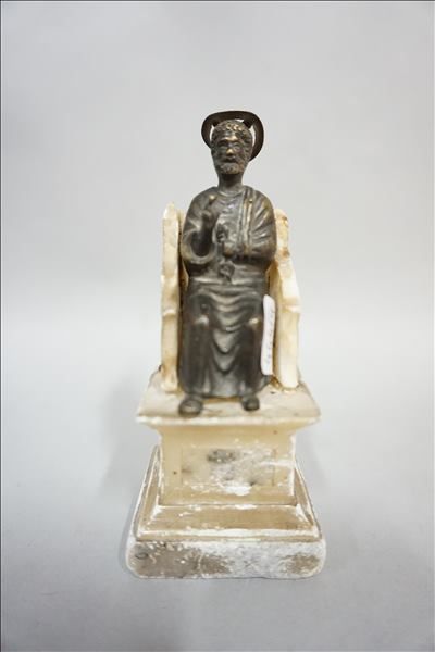 null "Saint Pierre assis au bras en écharpe" en bronze sur socle albâtre. 11,5 c...