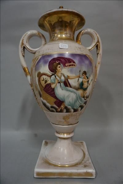 VIEUX PARIS Vase en porcelaine vieux Paris blanc et doré à décor de personnages mythologiques...