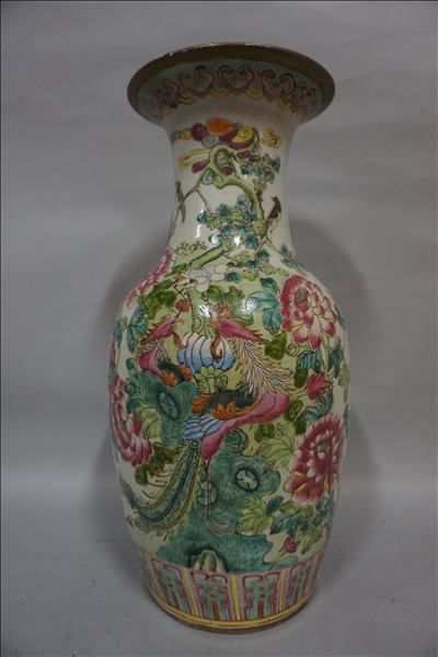 null Vase en porcelaine chinoise à décor d'oiseaux dans un paysage (fêles). 44x21...