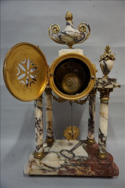 PENDULE Pendule portique (40x24x12 cm) et deux bougeoirs en marbre et bronze dor...