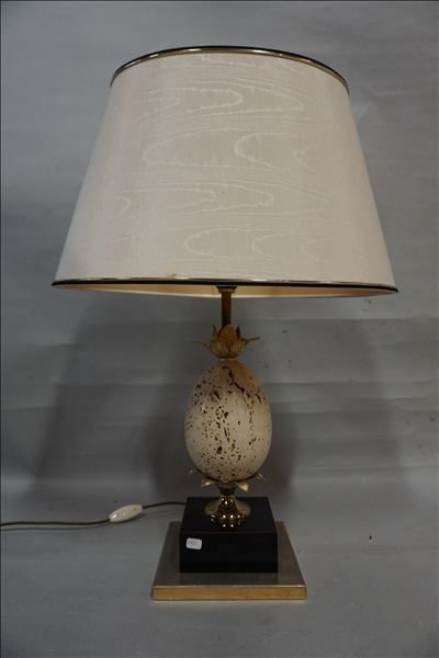 Lampe Lampe "œuf" en résine et métal doré. 63 cm