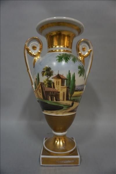 VIEUX PARIS Vase en porcelaine vieux Paris à décor de maisons dans un paysage (restaurations)....