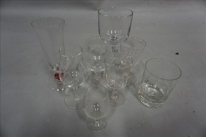 null Trois manettes de verrerie, verres en cristal, carafes, vases, ramequins et...