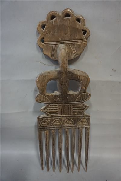 null Totem (69 cm), peigne et coffret en bois sculpté.