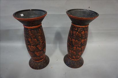 VASES Paire de vases en céramique noire à décor feuillagé rouge. 41 cm