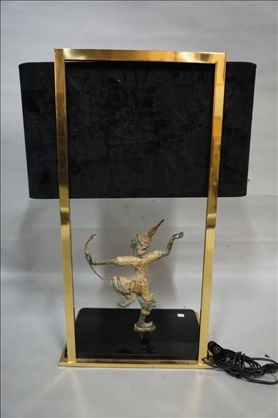Lampe Lampe en métal doré et laque noire à motif de statuette indonésienne. 68 c...