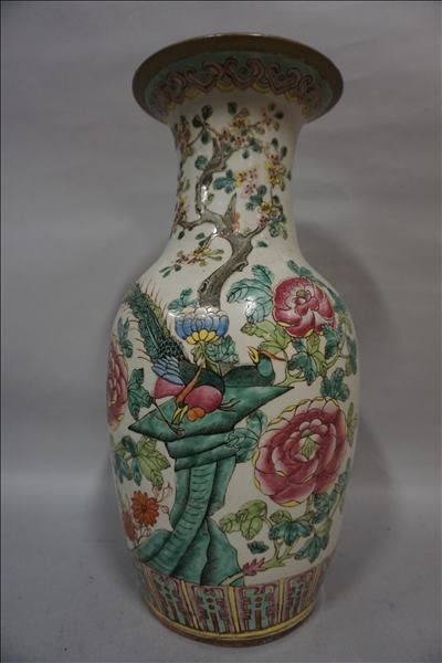 null Vase en porcelaine chinoise à décor d'oiseaux dans un paysage (fêles). 44x21...