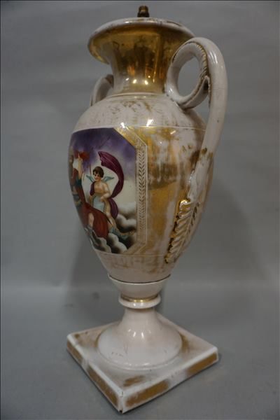 VIEUX PARIS Vase en porcelaine vieux Paris blanc et doré à décor de personnages mythologiques...