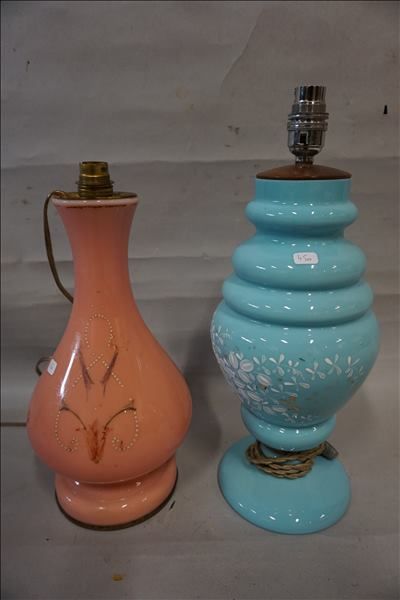 null Deux lampes en opaline émaillée bleue et rose. 40 cm et 35 cm