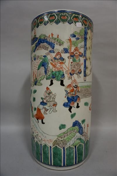 null Vase rouleau en porcelaine asiatique à décor de scène de guerriers dans un palais....
