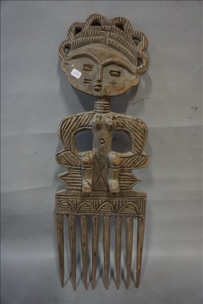 null Totem (69 cm), peigne et coffret en bois sculpté.