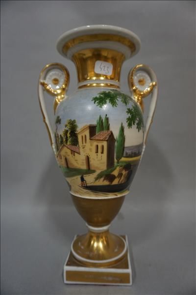 VIEUX PARIS Vase en porcelaine vieux Paris à décor de maisons dans un paysage (restaurations)....