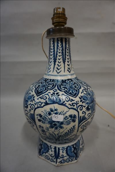 Vase Vase en faïence à décor floral bleu sur fond blanc, monté en lampe (égrenures)....