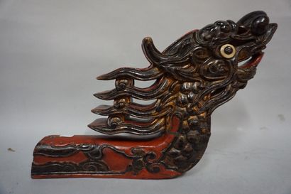 null Decorative element made of polychrome wood "dragon head". 34x24x6 cm