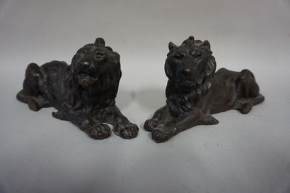 null Two cast iron lions. 8x17x7 cm