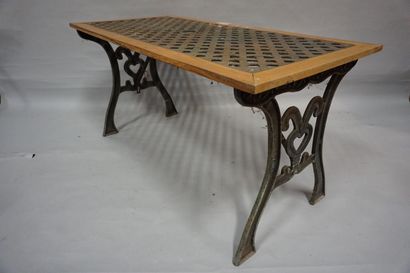 TABLE BASSE Table basse à piétement et plateau quadrillé en fonte et cadre en bois....