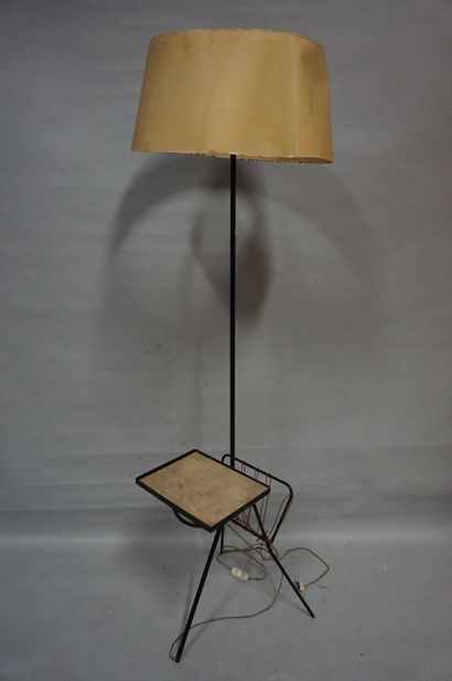 lampadaire Lampadaire-tablette-porte-revues en métal noir. 150 cm