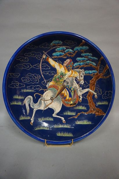 LONGWY Longwy's earthenware dish "Asian Knight". Decoration by R. Rizzi. 38,5 cm