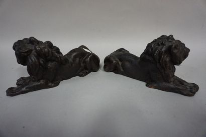 null Two cast iron lions. 8x17x7 cm