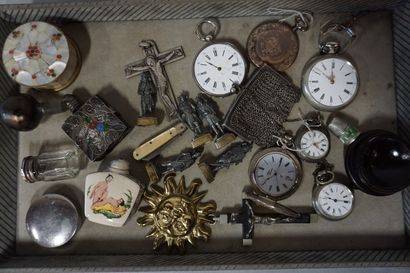 null Set of six pocket watches, two snuff boxes, two crucifixes, knives, coin holders,...