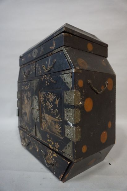 CABINET Cabinet en bois laqué noir à décor doré d'oiseaux et d'insectes dans un paysage....