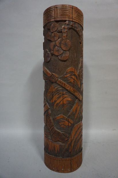 null Carved wooden roll with samurai decoration. 45x12 cm