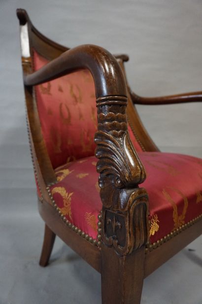 FAUTEUILS Paire de fauteuils gondoles en bois naturel de style Empire. Garniture...