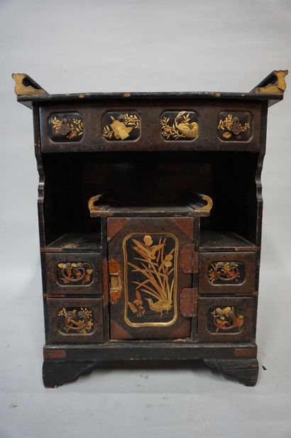 CABINET Cabinet en bois laqué noir à décor doré et brun d'oiseaux et végétaux. 43x34x18...