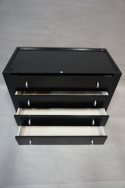 COMMODE Commode noire à quatre tiroirs Interlübke. 65x96x48 cm